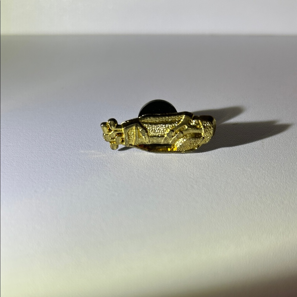 Gold Golf Bag Lapel Pin